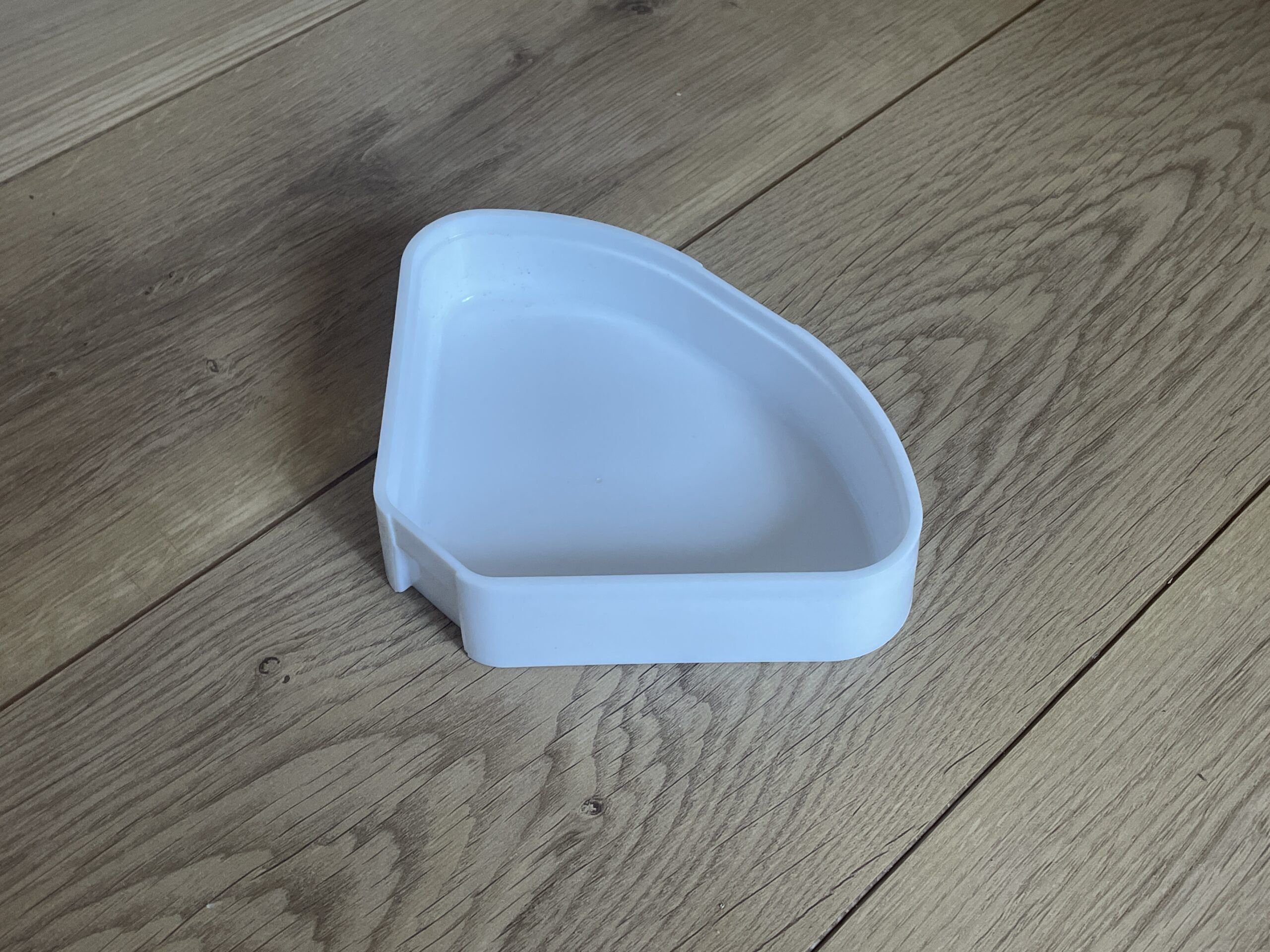 内部が見える白いハムスター用コーナートイレ