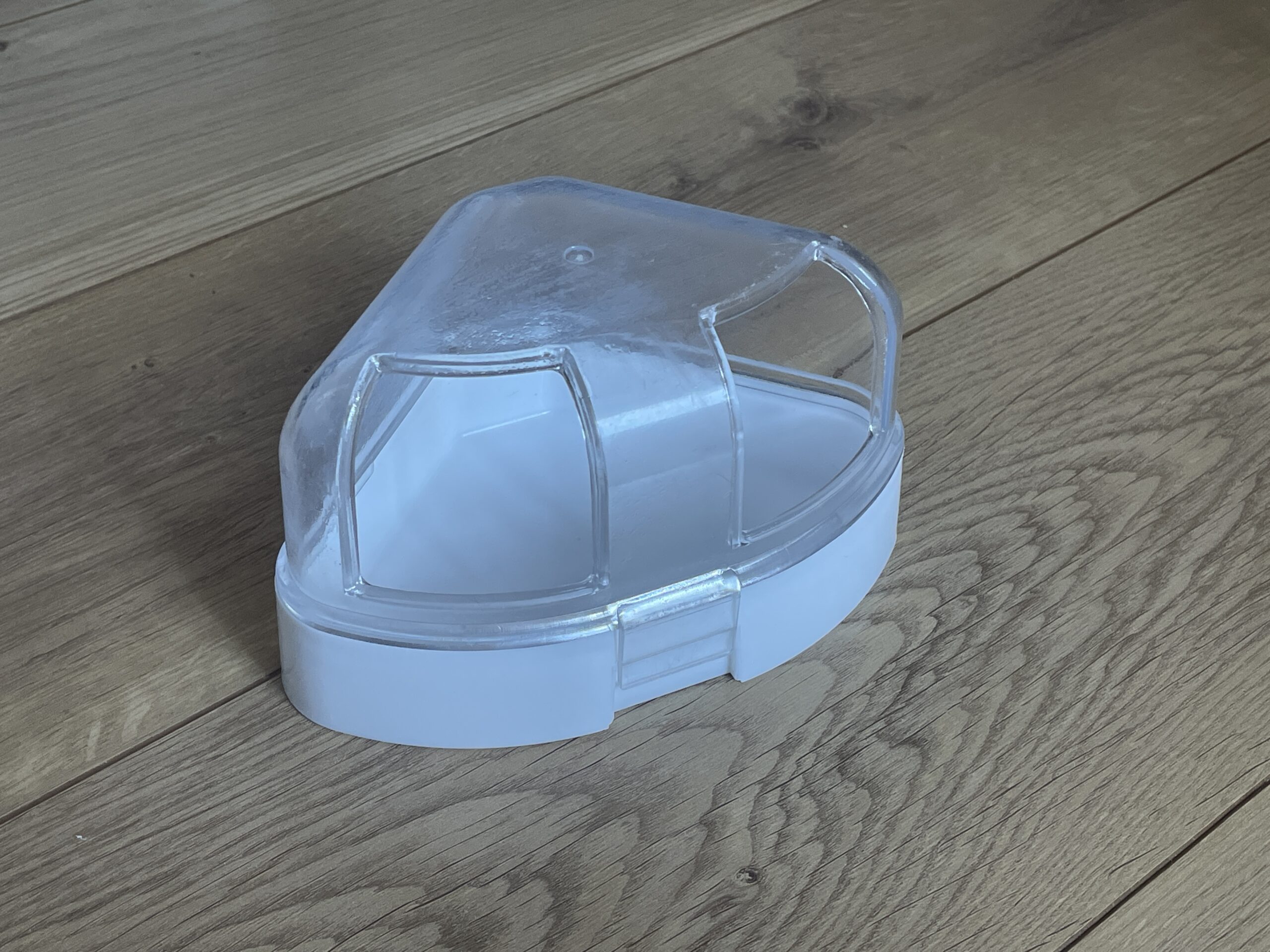 透明な屋根が付いた白いハムスター用コーナートイレ