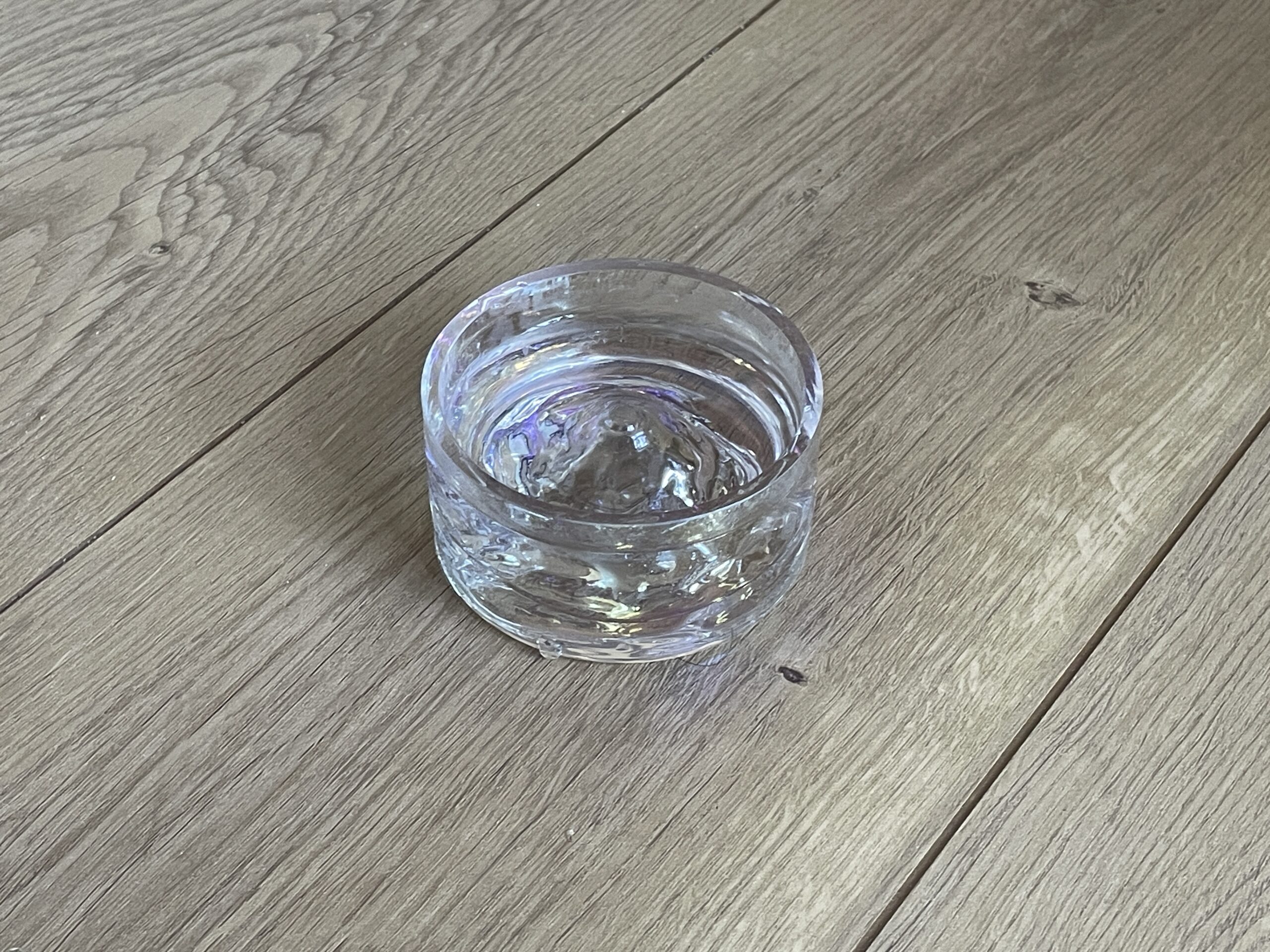 ハムスターの飲み水を入れた透明なガラス製給水皿